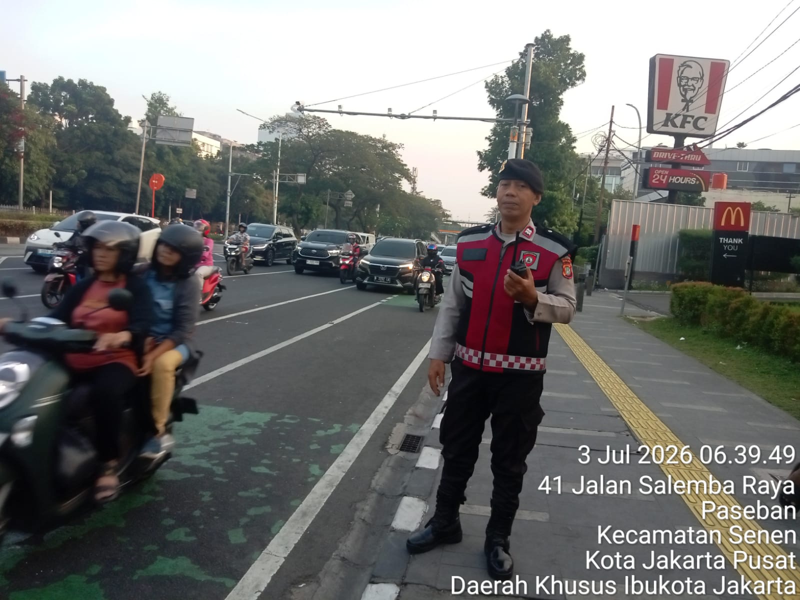 Polsek Senen Intensifkan Pengaturan Lalu Lintas Pagi dan Sore, Arus Kendaraan Tetap Lancar