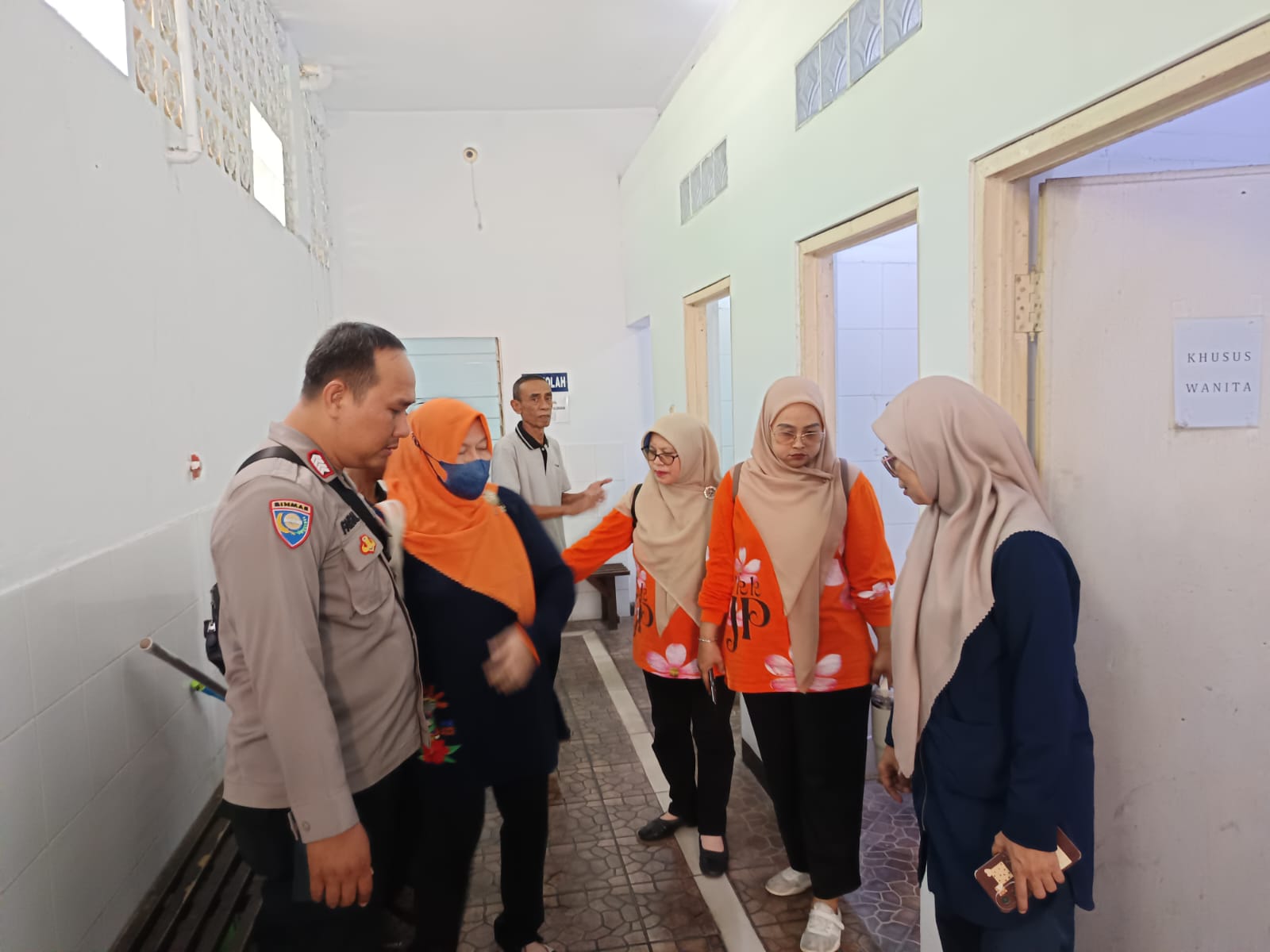 Bhabinkamtibmas Kenari Bersama Tiga Pilar Gelar Evaluasi Jumantik dan PSN untuk Cegah DBD