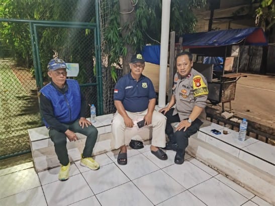 Patroli Dialogis Bhabinkamtimae Cempaka Putih Barat Perkuat Sinergi dengan Warga, Jaga Kamtibmas Tetap Kondusif