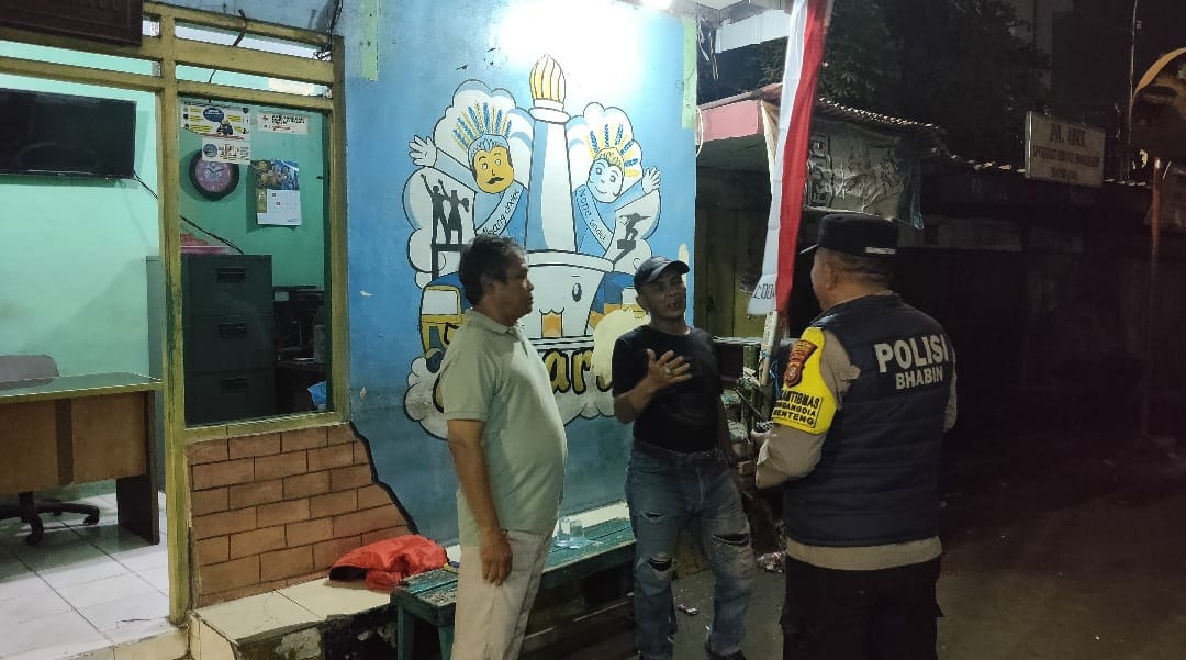 Bhabinkamtibmas Gondangdia Pantau Perbatasan Tambak Ujung, Cegah Curanmor dan Tawuran Warga