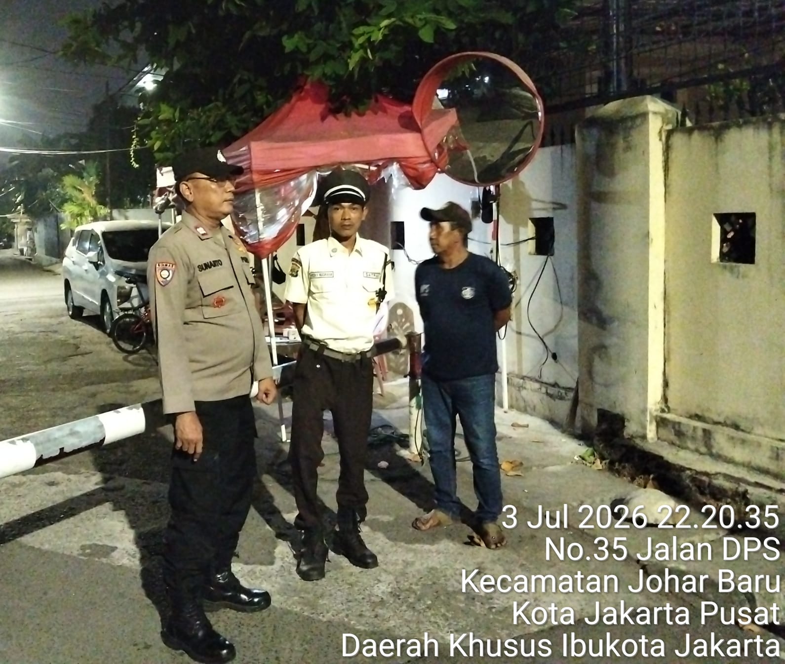 Perkuat Keamanan Lingkungan, Bhabinkamtibmas Johar Baru Sambangi Poskamling RT 13/RW 06