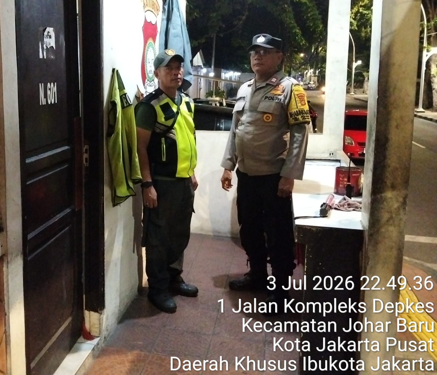 Patroli Tengah Malam, Bhabinkamtibmas Johar Baru Perkuat Poskamling dan Ingatkan Tamu Wajib Lapor