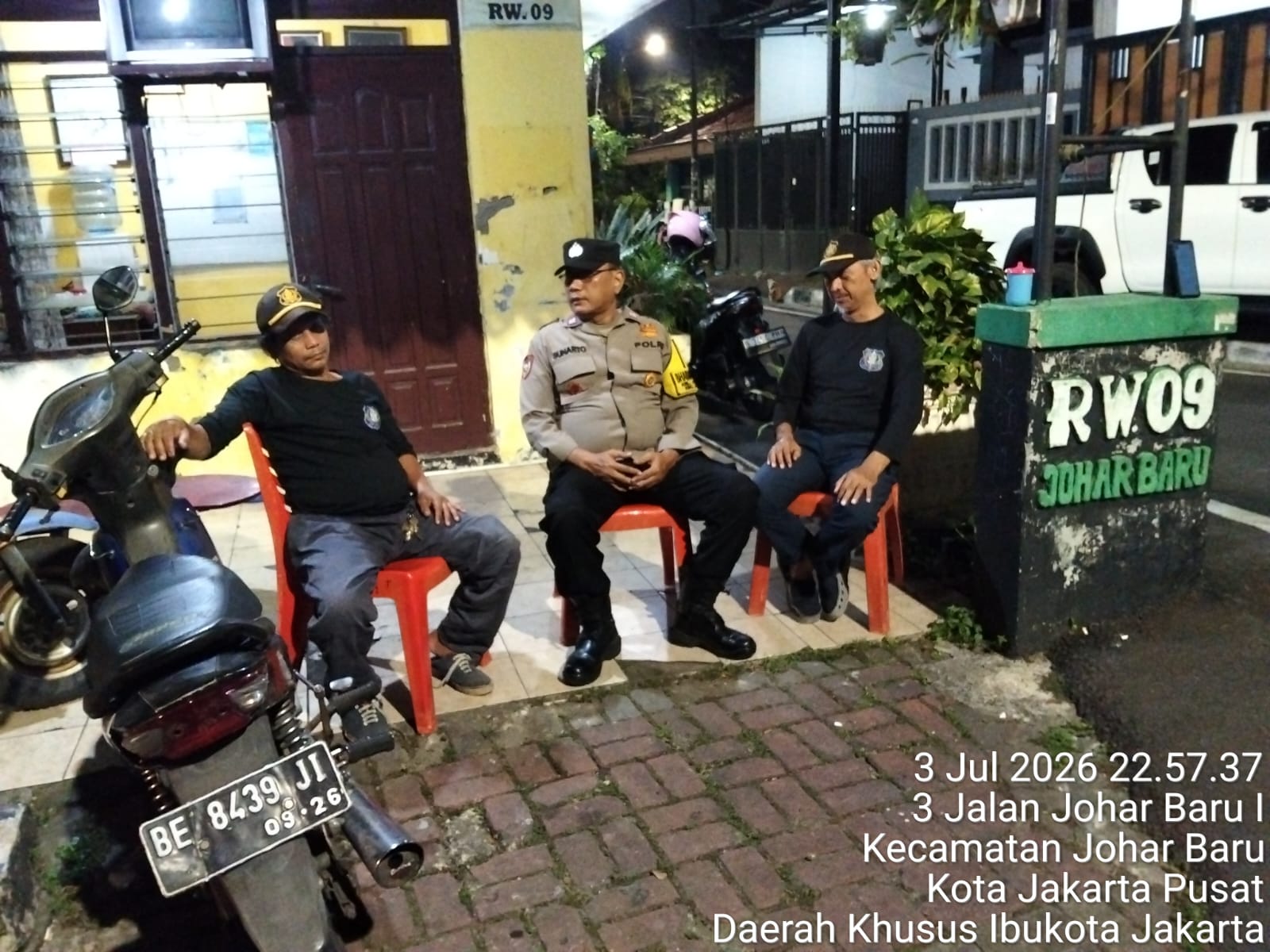 Sambangi Poskamling RW 09, Bhabinkamtibmas Johar Baru Ingatkan Tamu Wajib Lapor 1×24 Jam
