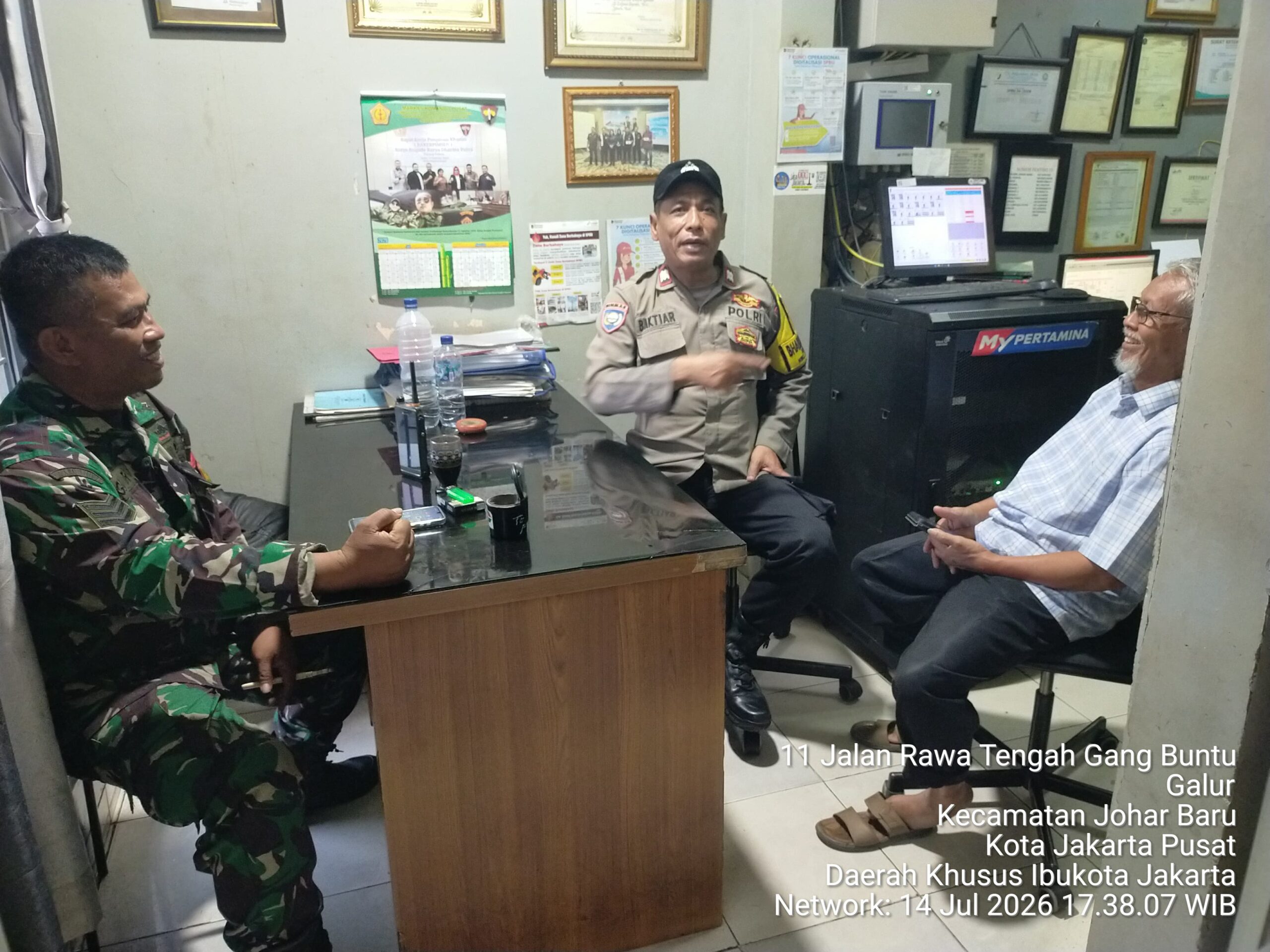 Bhabinkamtibmas dan Babinsa Perkuat Sinergi Patroli, Sampaikan Pesan Kamtibmas di SPBU Galur