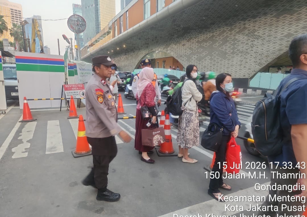 Polsek Metro Menteng Intensifkan Patroli Jalan Kaki, Jaga Kawasan MH Thamrin Tetap Aman dan Kondusif