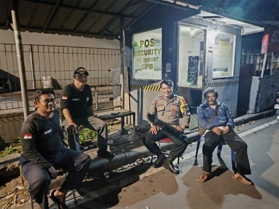 Patroli Dialogis Dini Hari, Polsek Cempaka Putih Perkuat Sinergi dengan Awak Kamling Cegah Gangguan Kamtibmas