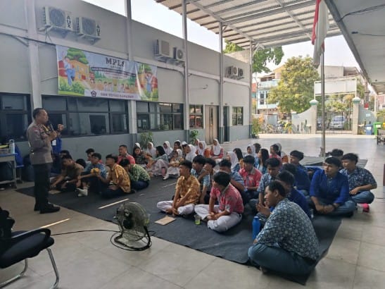 Polsek Cempaka Putih Tanamkan Kesadaran Hukum Sejak Dini, Edukasi Bahaya Kenakalan Remaja di MPLS SMKS Tunas Harapan