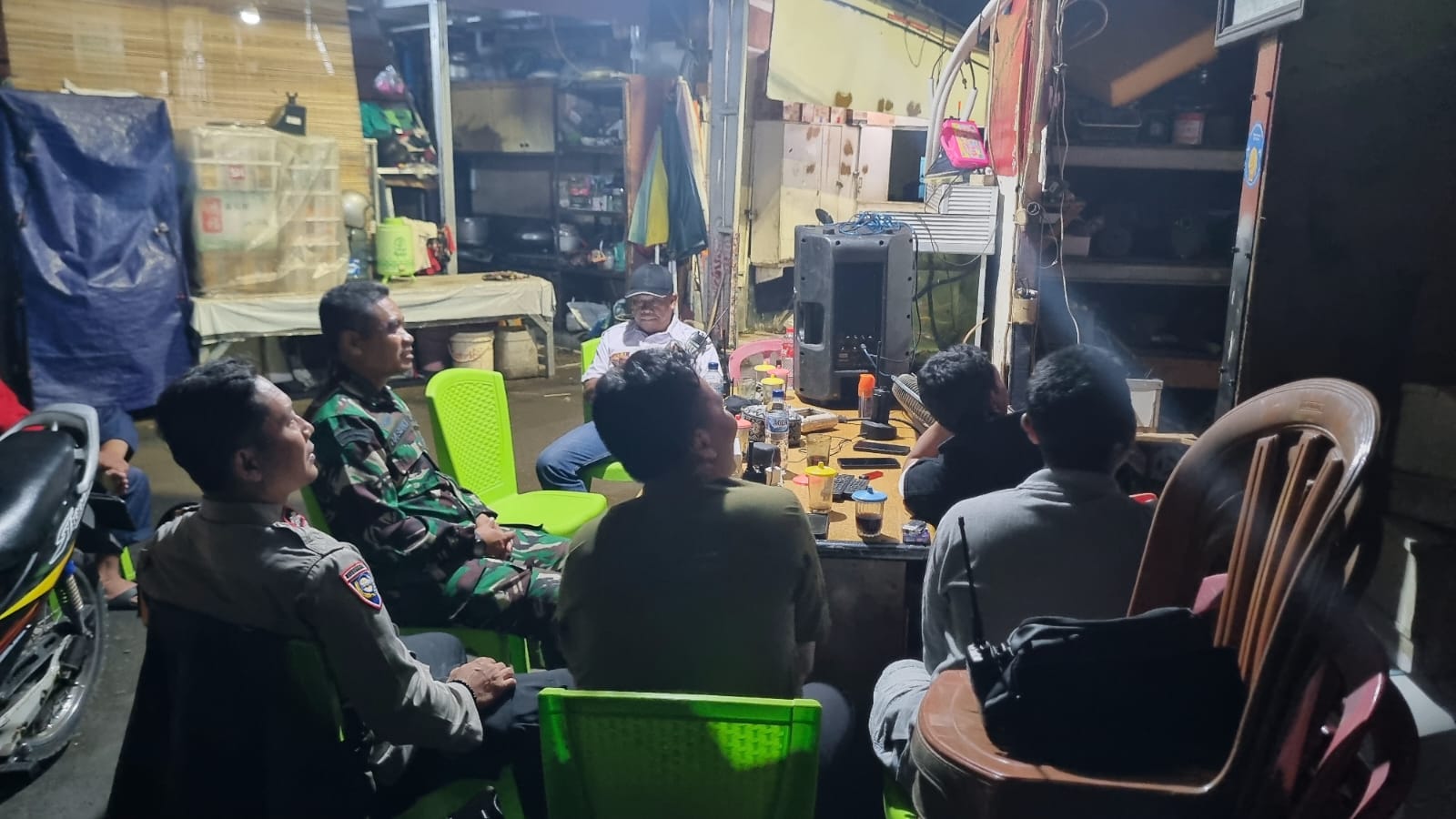 Bhabinkamtibmas Kelurahan Karet Tengsin Bersama Tiga Pilar dan Pokdarkamtibmas Tingkatkan Sinergi Melalui Kegiatan Siskamling di RW 07