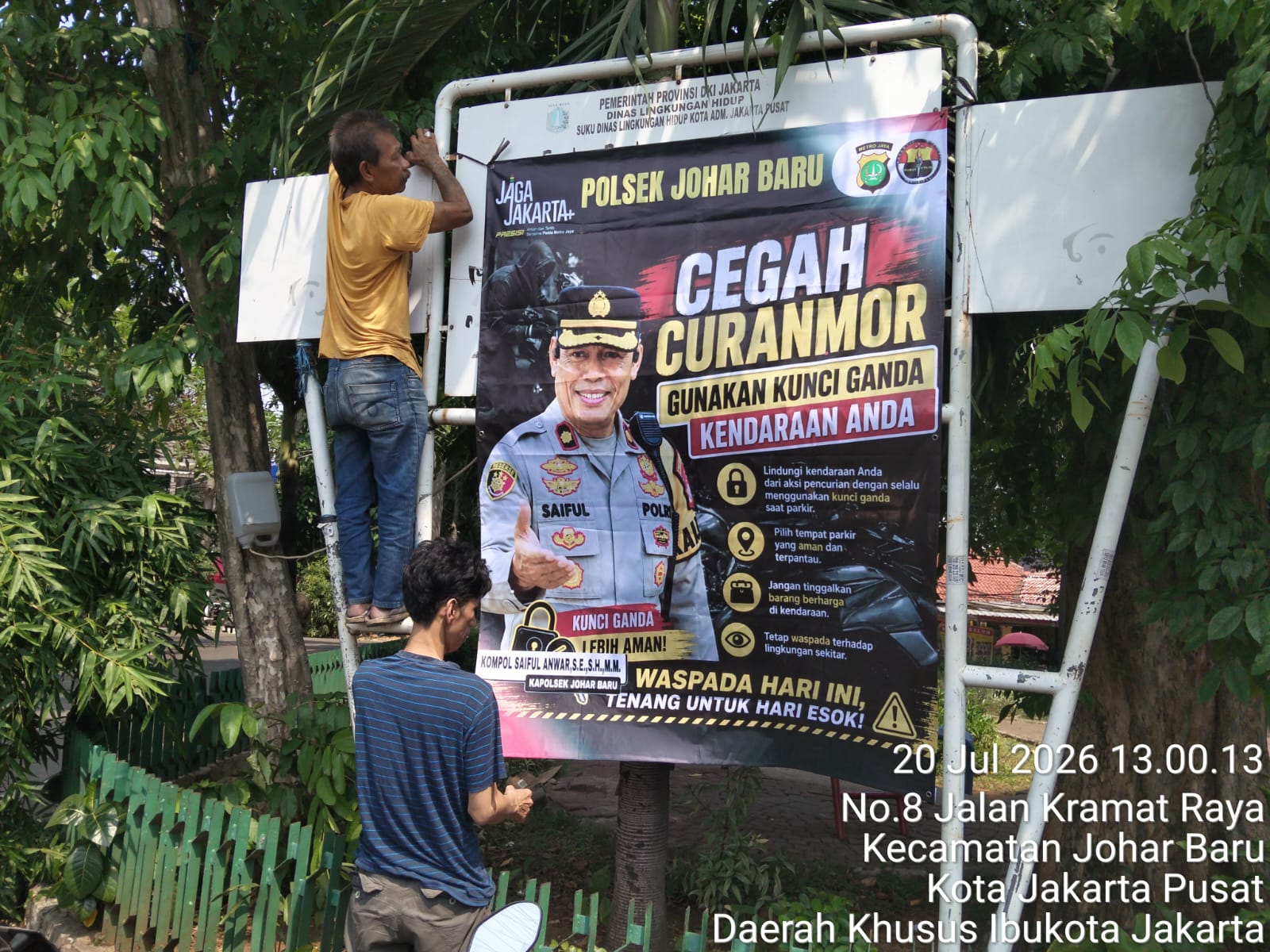 Bhabinkamtibmas Pasang Spanduk Cegah Curanmor, Warga Diingatkan Lebih Waspada