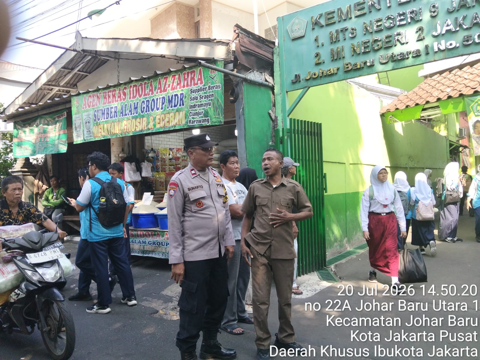 Peduli Keamanan dan Keselamatan Pelajar, Polsek Johar Baru Pantau Bubaran Sekolah di MTs Negeri 09 Jakarta