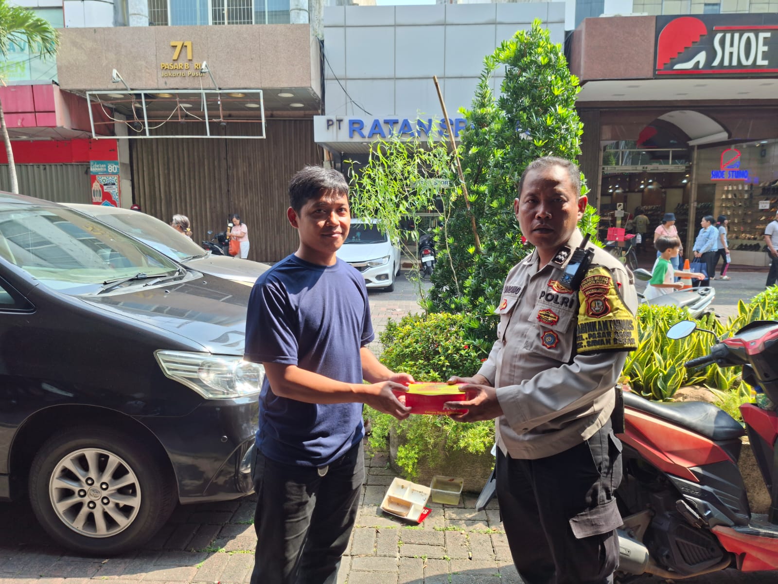 Polsek Sawah Besar Hadirkan Sabtu Berkah, Berbagi Makanan Siap Saji untuk Warga di Pasar Baru