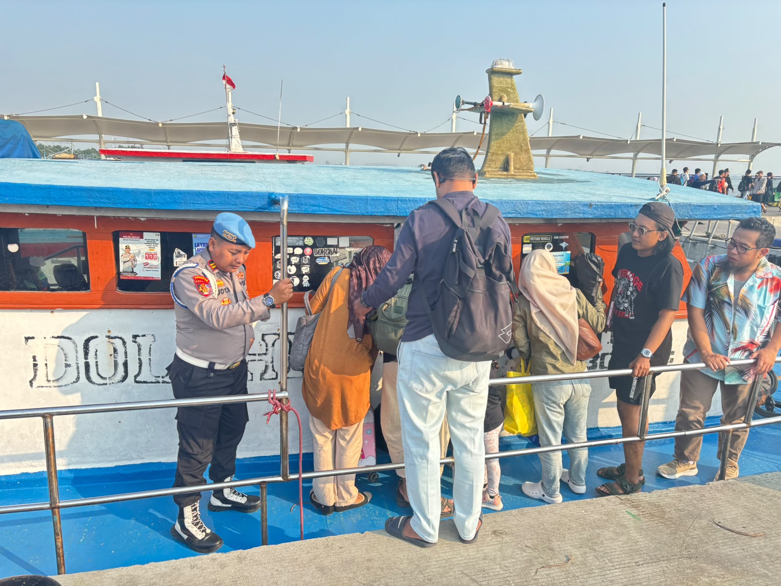 Polsek Kawasan Sunda Kelapa Perkuat Pelayanan dan Pengamanan Wisatawan Kepulauan Seribu di Dermaga Kali Adem