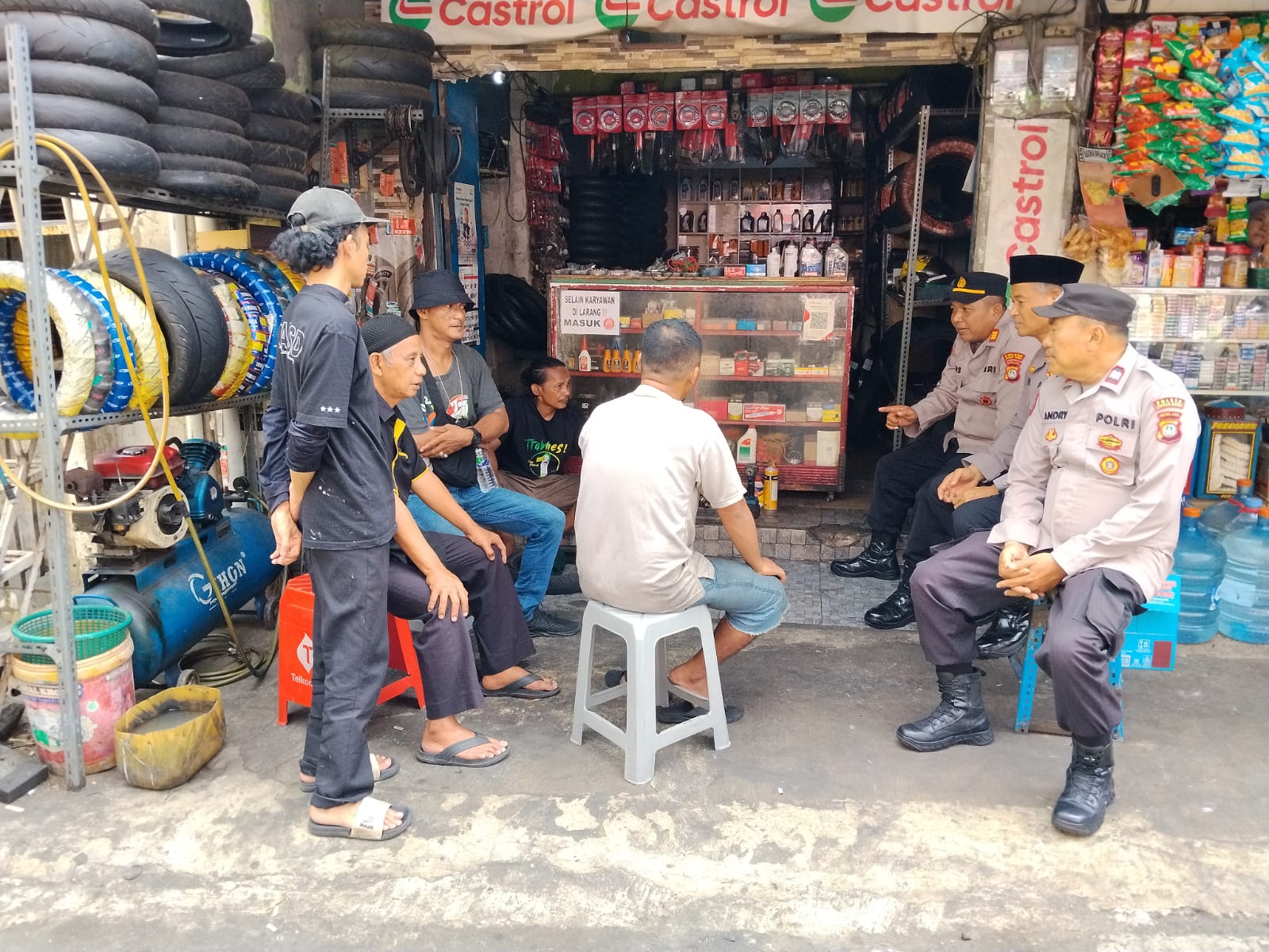Polsek Johar Baru Bersama Warga Perkuat Kamtibmas Melalui Program Jaga Jakarta On The Spot Untuk Indonesia