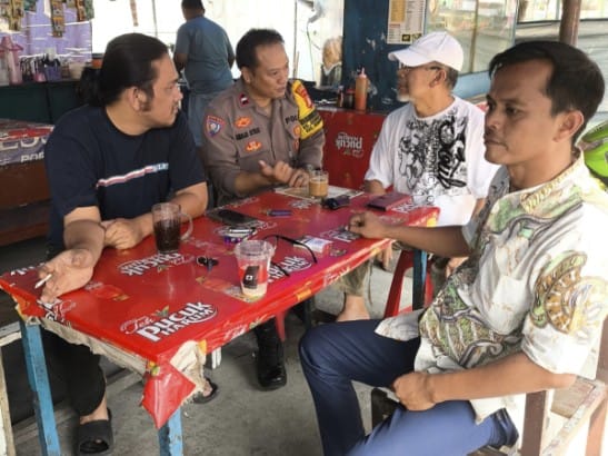 Bhabinkamtibmas Cempaka Putih Barat Sambangi Warga, Bangun Komunikasi Demi Kamtibmas Kondusif