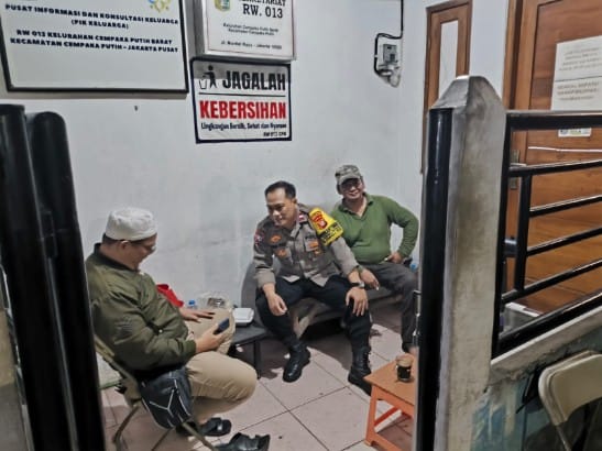 Jaga Kamtibmas Tetap Kondusif, Bhabinkamtibmas Cempaka Putih Barat Aktif Sambangi Pos Satkamling di Mardani Raya