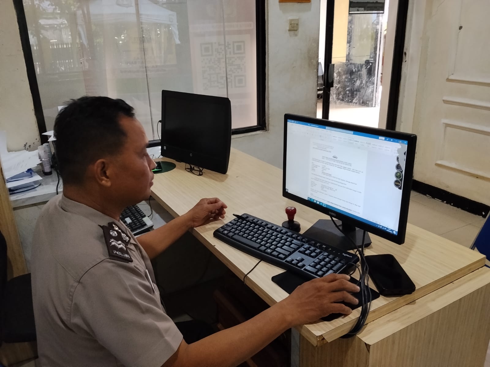 Tingkatkan Pelayanan Publik, Polsek Johar Baru Lakukan Pembaruan Fasilitas Komputer dan Penggantian TV di Ruang SPKT