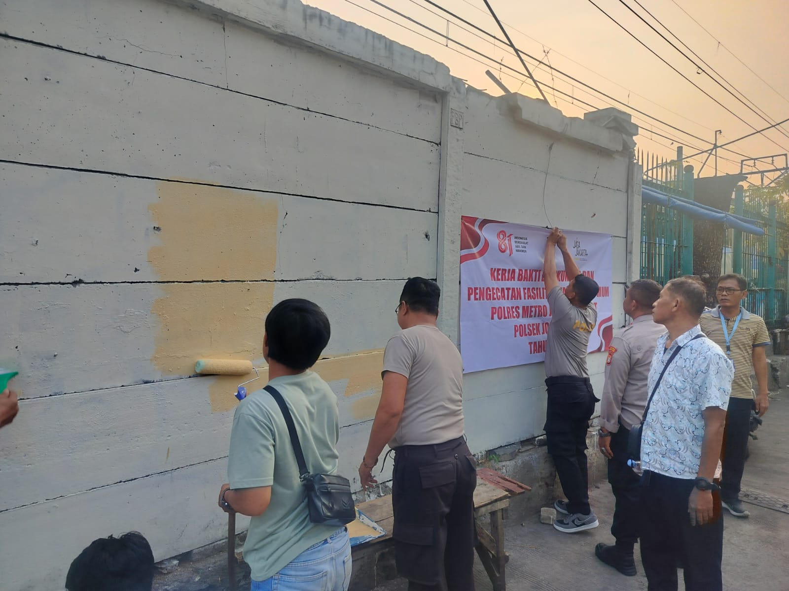 Sambut HUT RI Ke-81, Polsek Johar Baru Bersama Warga Kerja Bakti dan Percantik Fasilitas Umum