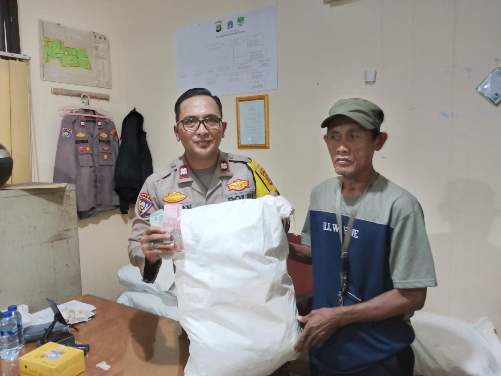 Gerakan Pangan Murah Polsek Johar Baru, Beras Bulog Disambut Antusias Warga Kampung Rawa