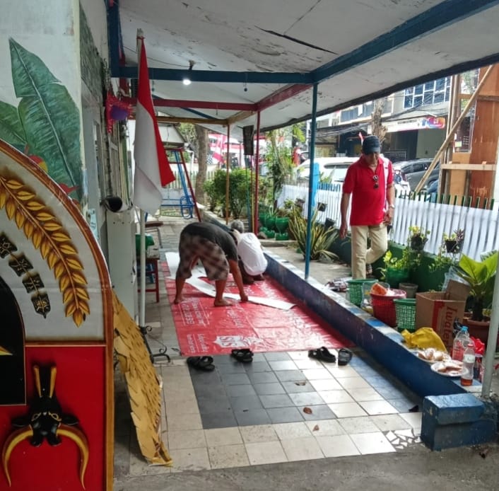 Gotong Royong Sambut HUT RI ke-81, Polisi dan Warga Johar Baru Bersatu Bangun Gapura Kemerdekaan