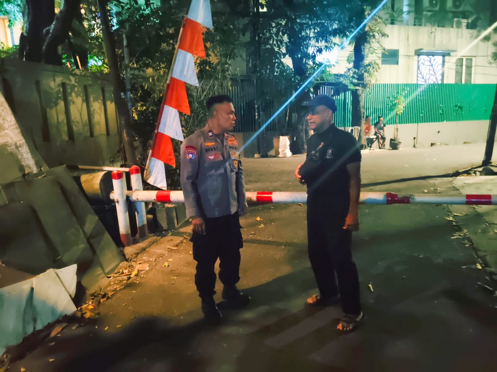 Jaga Keamanan Lingkungan, Bhabinkamtibmas Bendungan Hilir Laksanakan Siskamling Bersama Warga