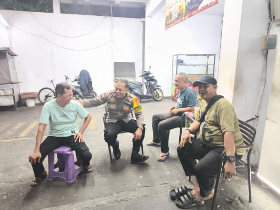 Patroli Dialogis hingga Larut Malam, Polsek Cempaka Putih Ajak Warga Bersama Jaga Kamtibmas