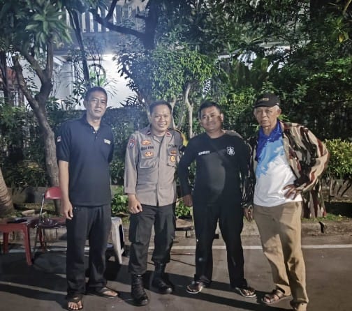 Dini Hari, Bhabinkamtibmas Cempaka Putih Barat Sambangi Ketua RW dan Awak Kamling