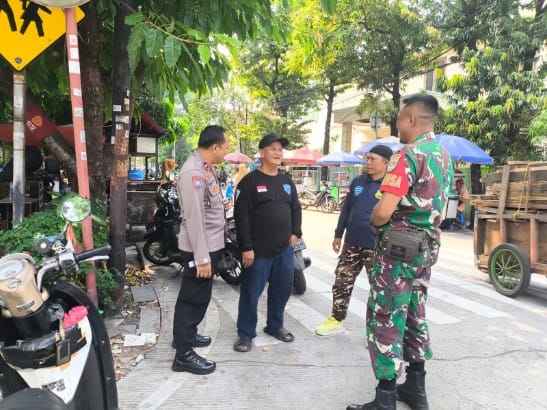 Polisi dan TNI Sambangi Warga Cempaka Putih Barat, Perkuat Sinergi Jaga Kamtibmas
