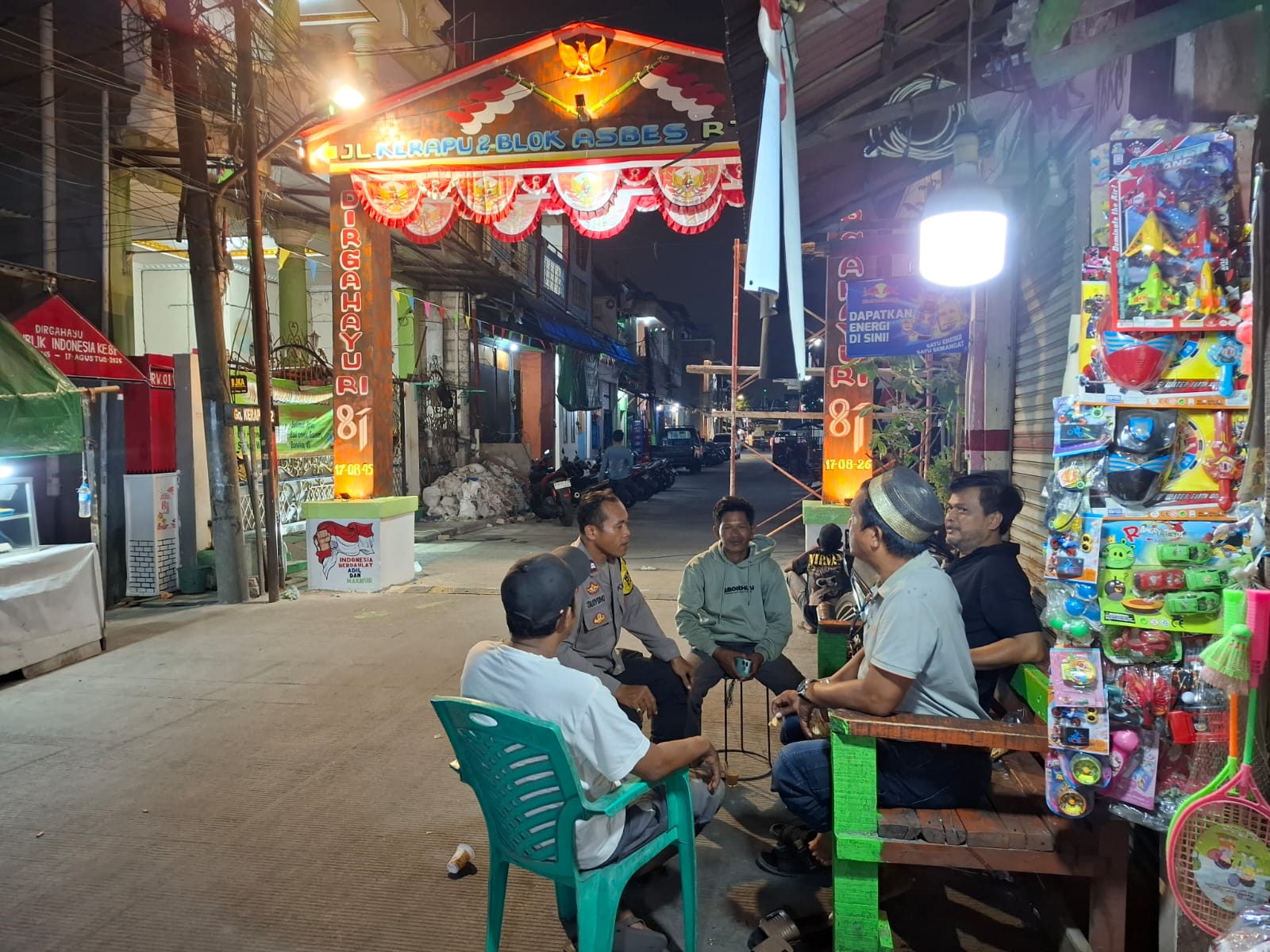 JJOS Jaga Kamtibmas di Muara Angke, Bhabinkamtibmas Sambangi Warga yang Laksanakan Siskamling