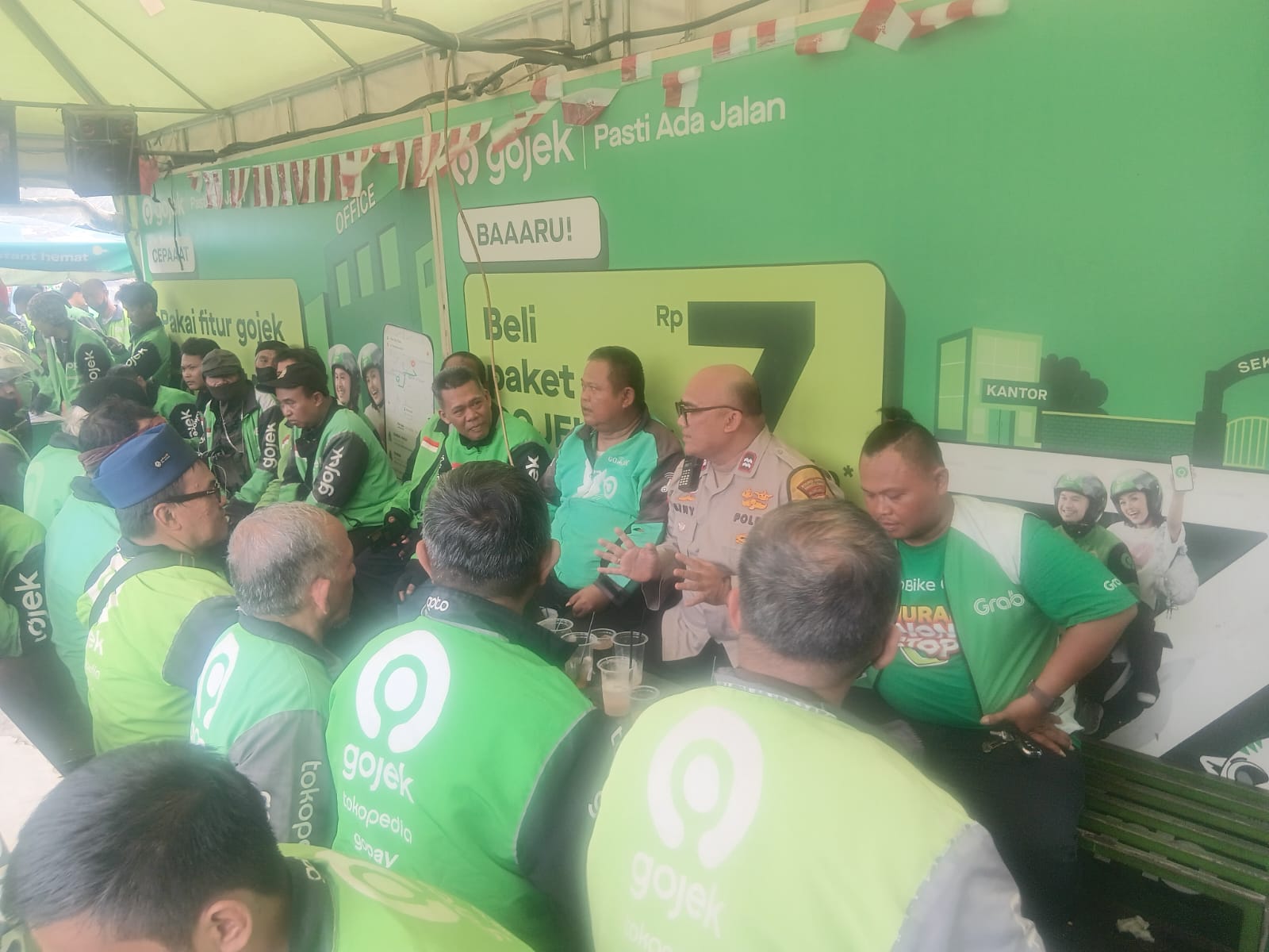 Bhabinkamtibmas Kampung Bali Sambangi Komunitas Ojol, Sampaikan Imbauan Kamtibmas dan Keselamatan Berlalu Lintas