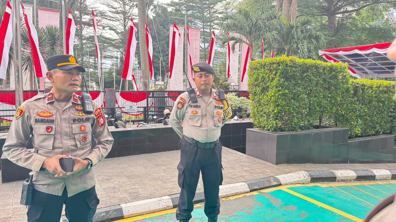 Polri Berikan Pelayanan dan Pengamanan Aksi Koalisi Pemuda Indonesia Timur di Kemendikti Saintek