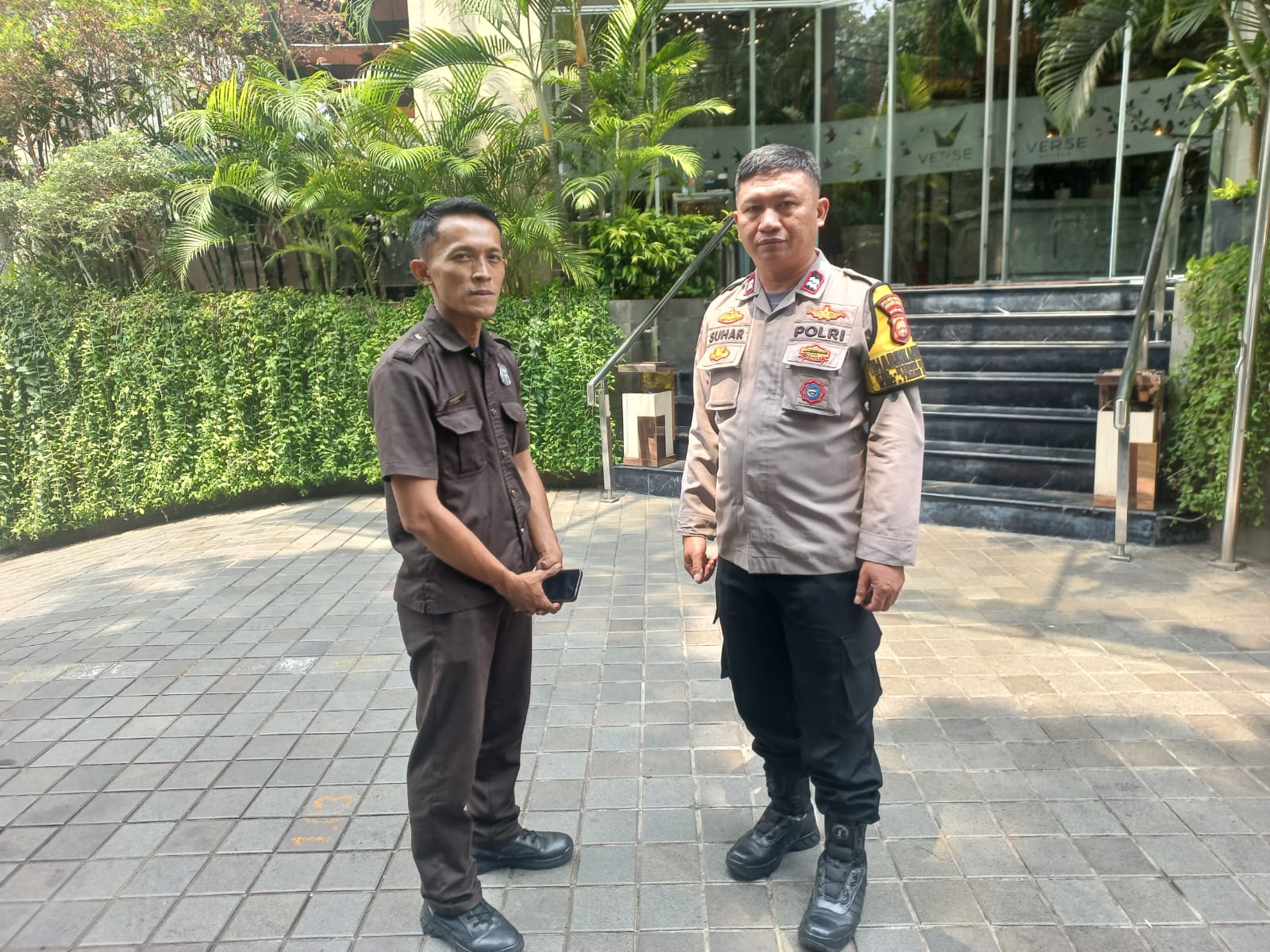 Bhabinkamtibmas Kebon Kacang Tingkatkan Kamtibmas Melalui Sambang dan Pembinaan Satpam di RW 02