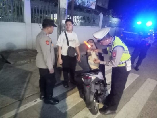 Dini Hari, Polsek Cempaka Putih Gelar Razia Stasioner dan Patroli Cegah Kejahatan Jalanan