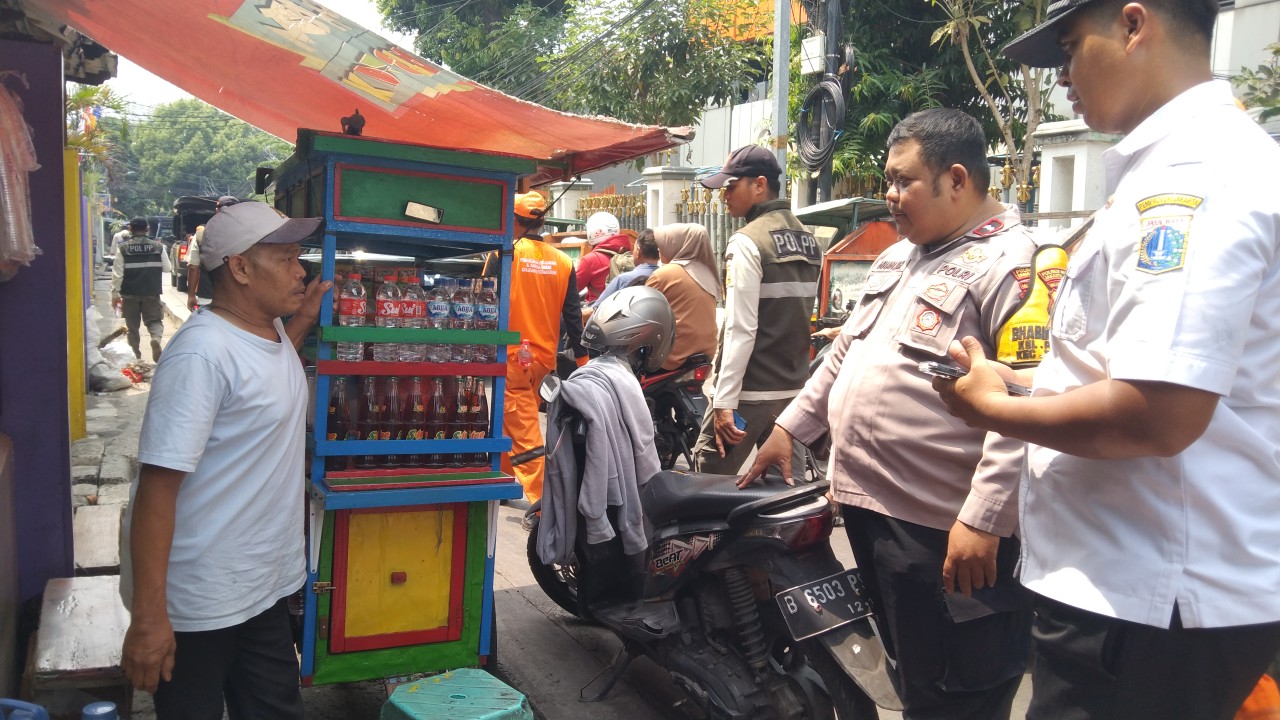 Sinergi Tiga Pilar Petamburan Gelar Rabu Tertib di Jalan KS Tubun Raya