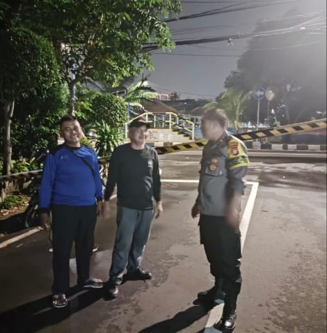 Dini Hari, Polisi Sambangi Awak Kamling Cempaka Putih Barat, Perkuat Kewaspadaan Warga