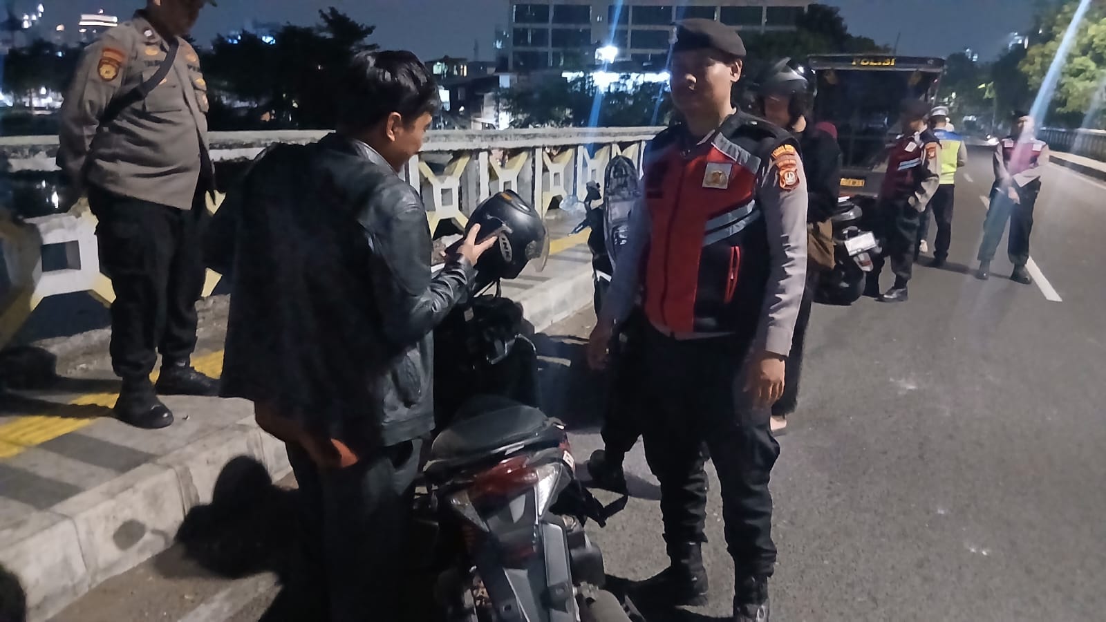 Polsek Metro Tanah Abang Gelar Operasi Stationer, Cegah Kejahatan Jalanan Dan Gangguan Kamtibmas Di Jembatan Tinggi