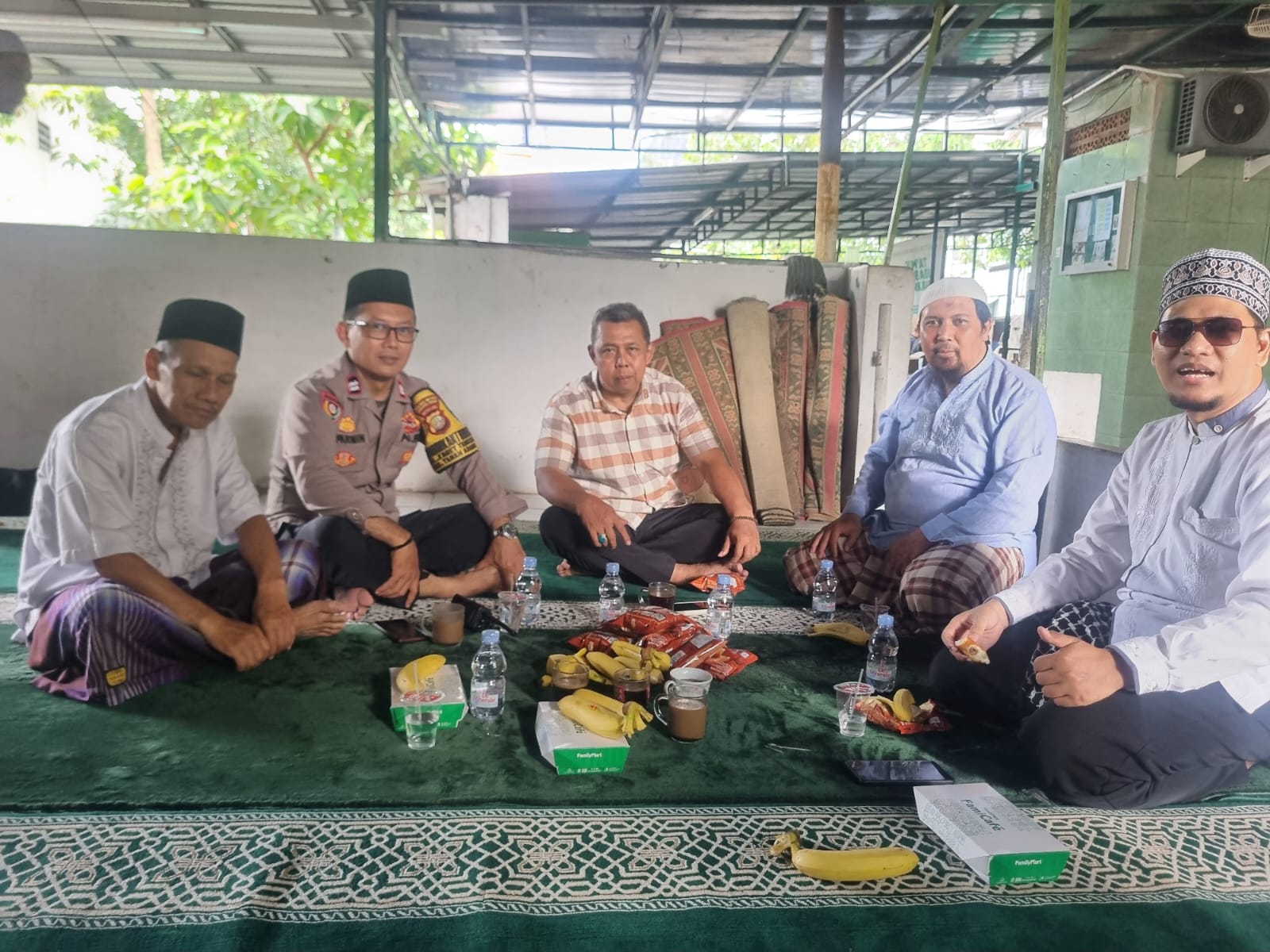 Bhabinkamtibmas Karet Tengsin Shalat Dzuhur Bersama Warga, Wujudkan Kamtibmas Kondusif