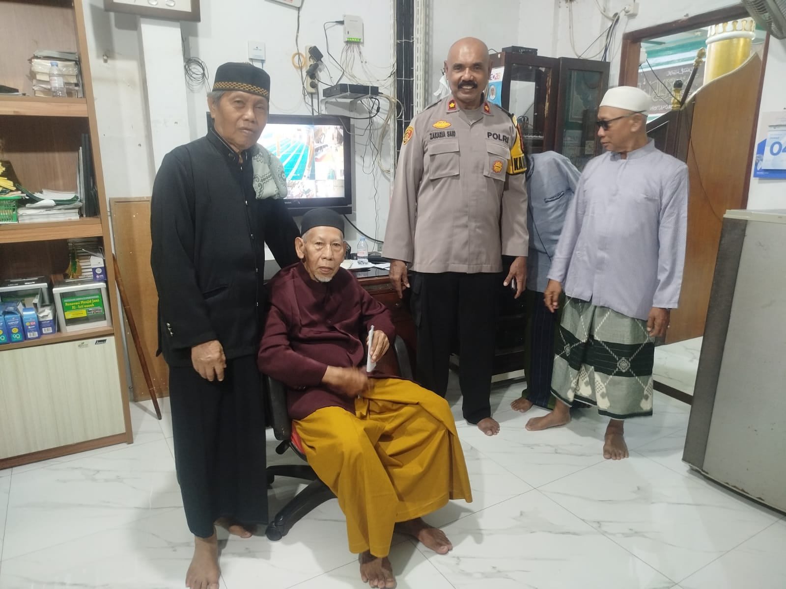 Sholat Jumat Keliling, Kapolsek Johar Baru Sambangi Tokoh Agama dan Jamaah Masjid