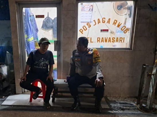Dini Hari Polisi Hadir di Poskamling Rawasari, Warga Diajak Perkuat Kewaspadaan