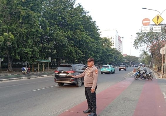 Jaga Mobilitas Warga, Polisi Atur Lalu Lintas dan Pantau Keamanan di Cempaka Putih