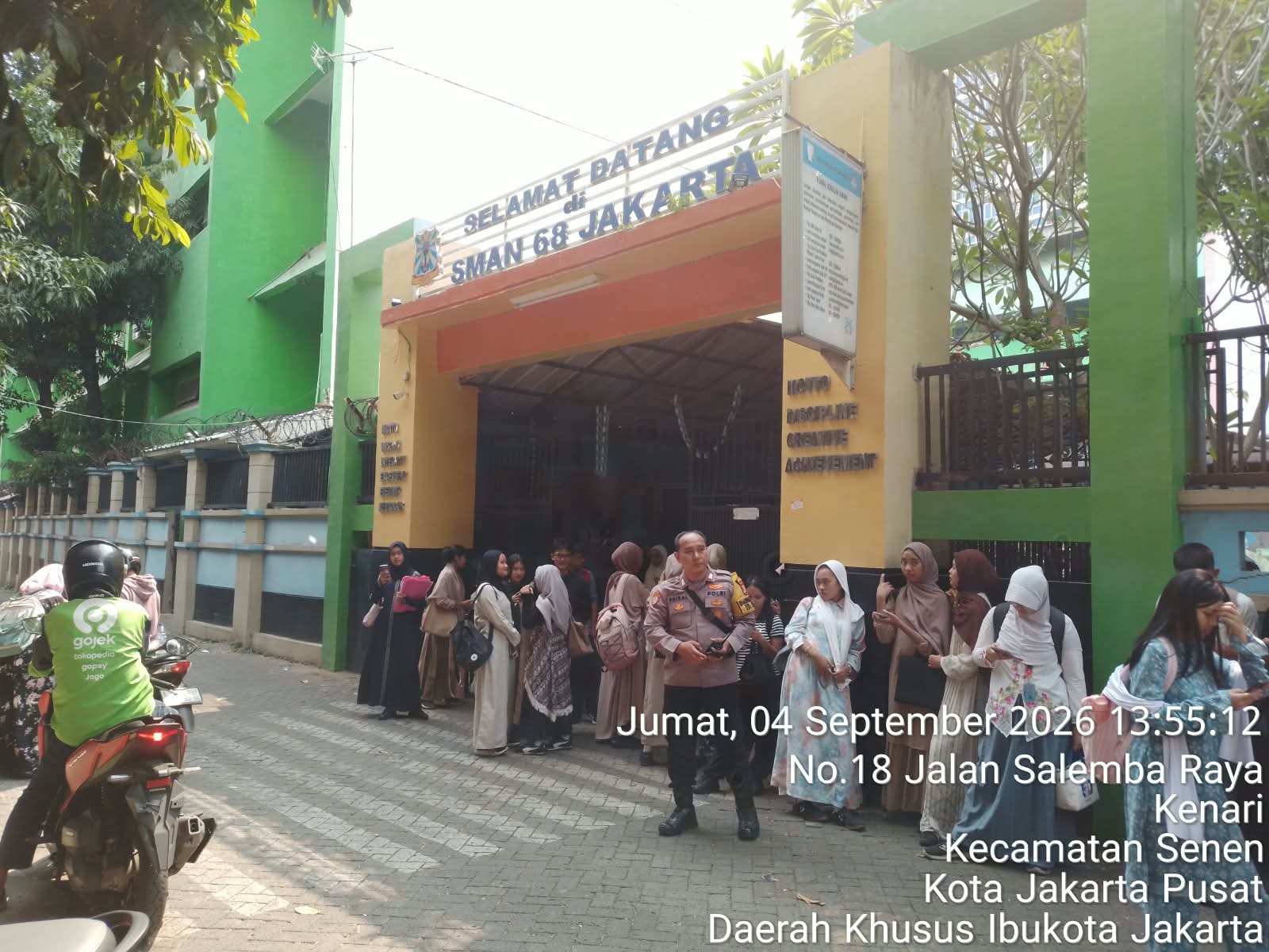 Bhabinkamtibmas Kenari Pantau Aktivitas di PBNU dan Bubaran Siswa SMAN 68