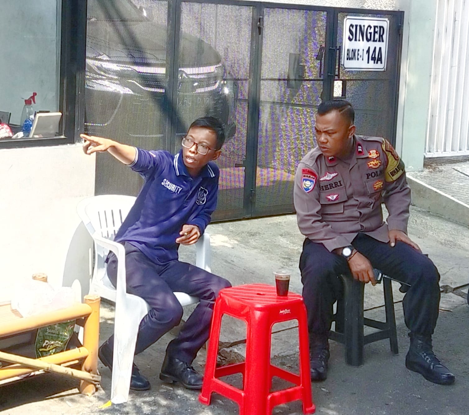 Sambangi Pos Kamling RT 17/RW 04, Bhabinkamtibmas Bendungan Hilir Ajak Warga Peduli Keamanan Lingkungan