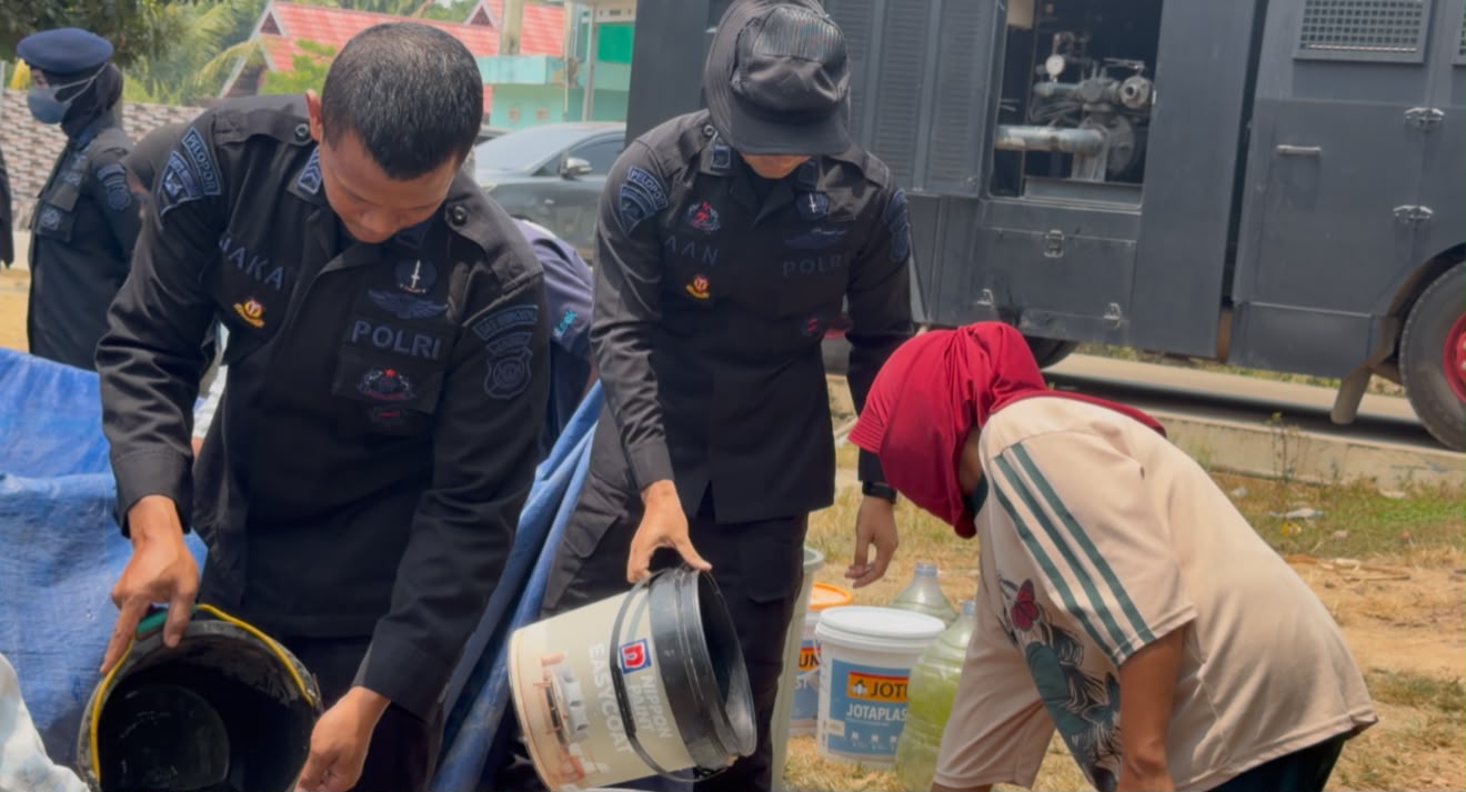 Brimob Polda Jambi Salurkan Air Bersih, Bantu Warga Terdampak Kekeringan di Muaro Jambi