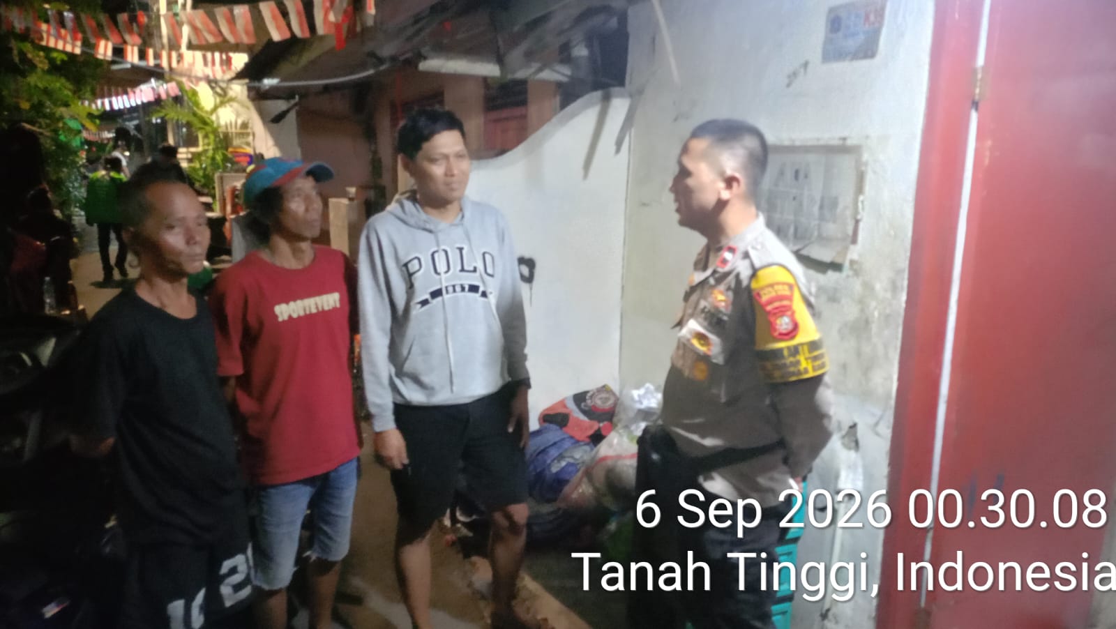 Sambangi Satkamling Dini Hari, Polisi Perkuat Keamanan Lingkungan di Tanah Tinggi