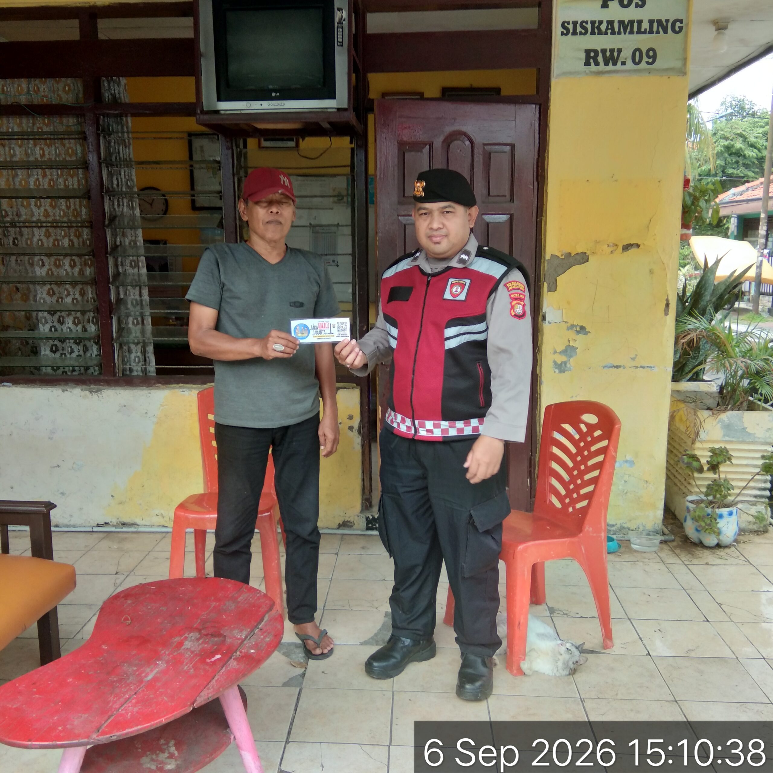 Patroli Jalan Kaki Sore Hari, Polisi Cegah Gangguan Kamtibmas di Johar Baru