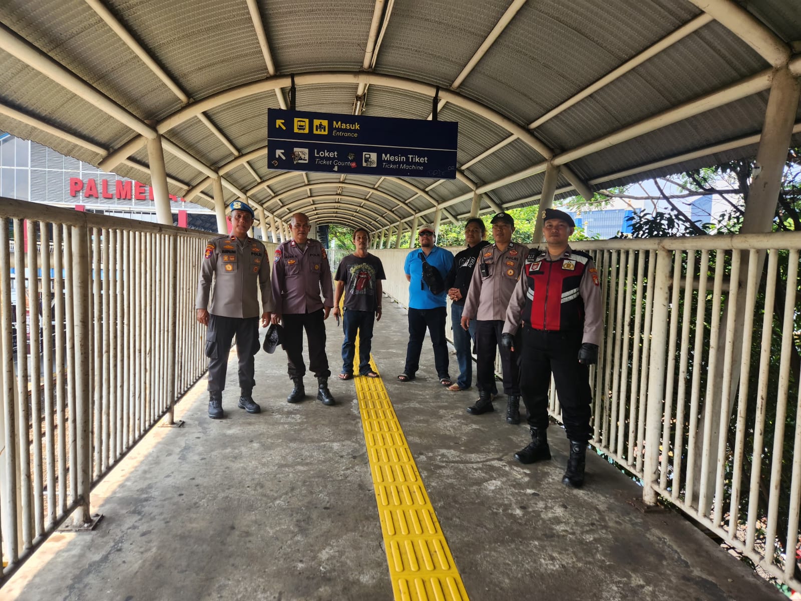 Berikan Rasa Aman, Polsek Metro Tanah Abang Laksanakan Patroli di Gedung DPR RI dan Stasiun Palmerah