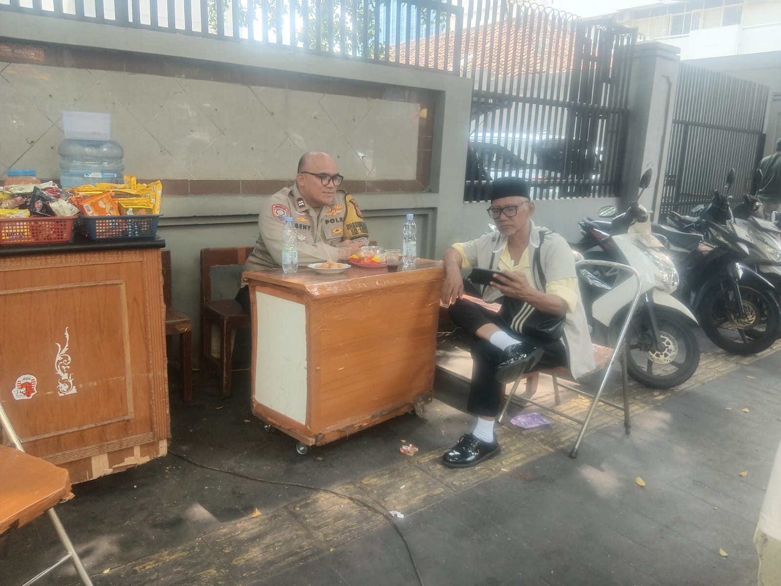 Patroli Sambang, Bhabinkamtibmas Kampung Bali Ajak Warga Bersinergi Jaga Keamanan